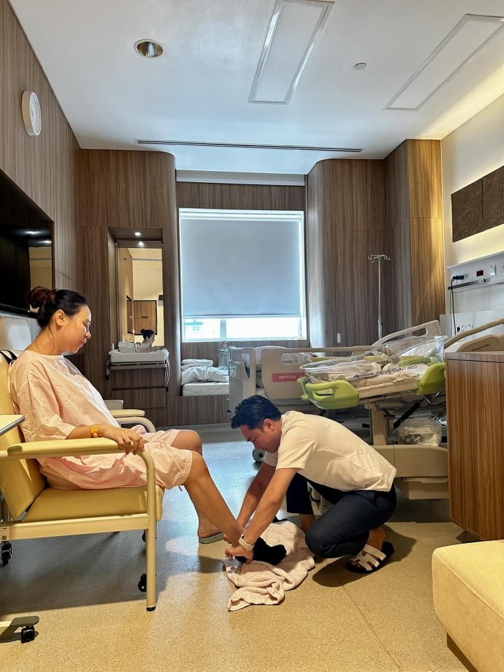 Cường Đô La tỉ mỉ chăm sóc bà xã mới sinh con - Nguồn: FBNV.