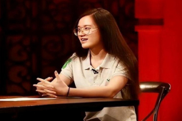 Bạn trẻ - Cuộc sống - Vợ trẻ kém 40 tuổi của nhạc sĩ Lý Khôn Thành né tránh câu hỏi về việc làm giả di chúc