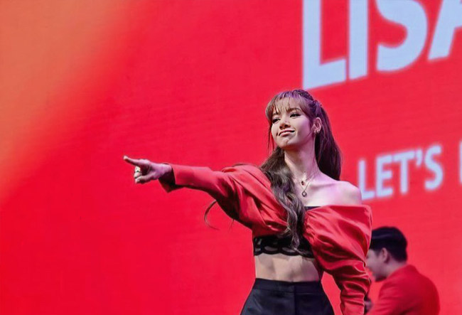 Lisa Blackpink mặc thiết kế lộng lẫy của Công Trí - 3