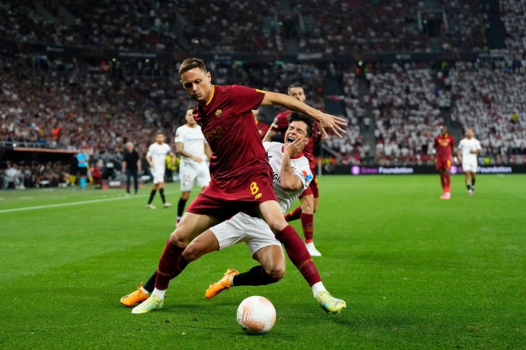 Đúng với tính chất của trận chung kết, Sevilla và Roma đều nhập cuộc thận trọng và thậm chí chơi quyết liệt trong những phút đầu trận