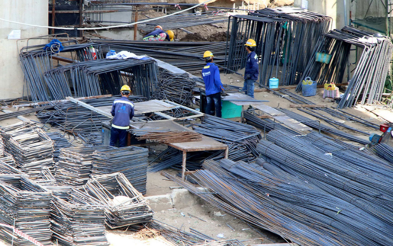 Nhà thầu “chóng mặt” với giá vật liệu xây dựng nửa đầu 2023