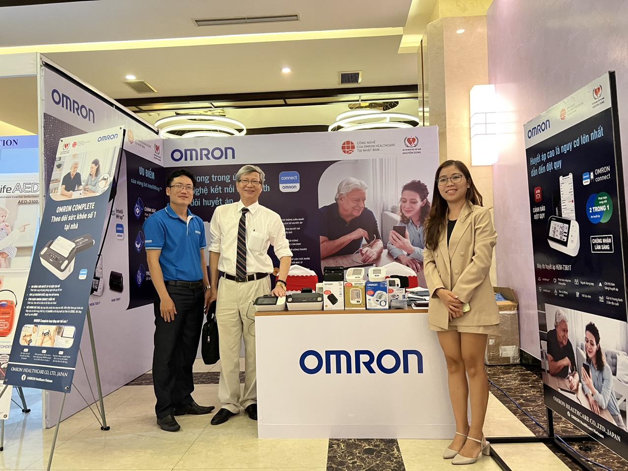GS. TS Huỳnh Văn Minh, Chủ tịch Phân hội THA VN/ Hội Tim mạch học VN thăm gian hàng OMRON Healthcare tại Hội nghị THA tại Quảng Bình ngày 27-28/5/2023