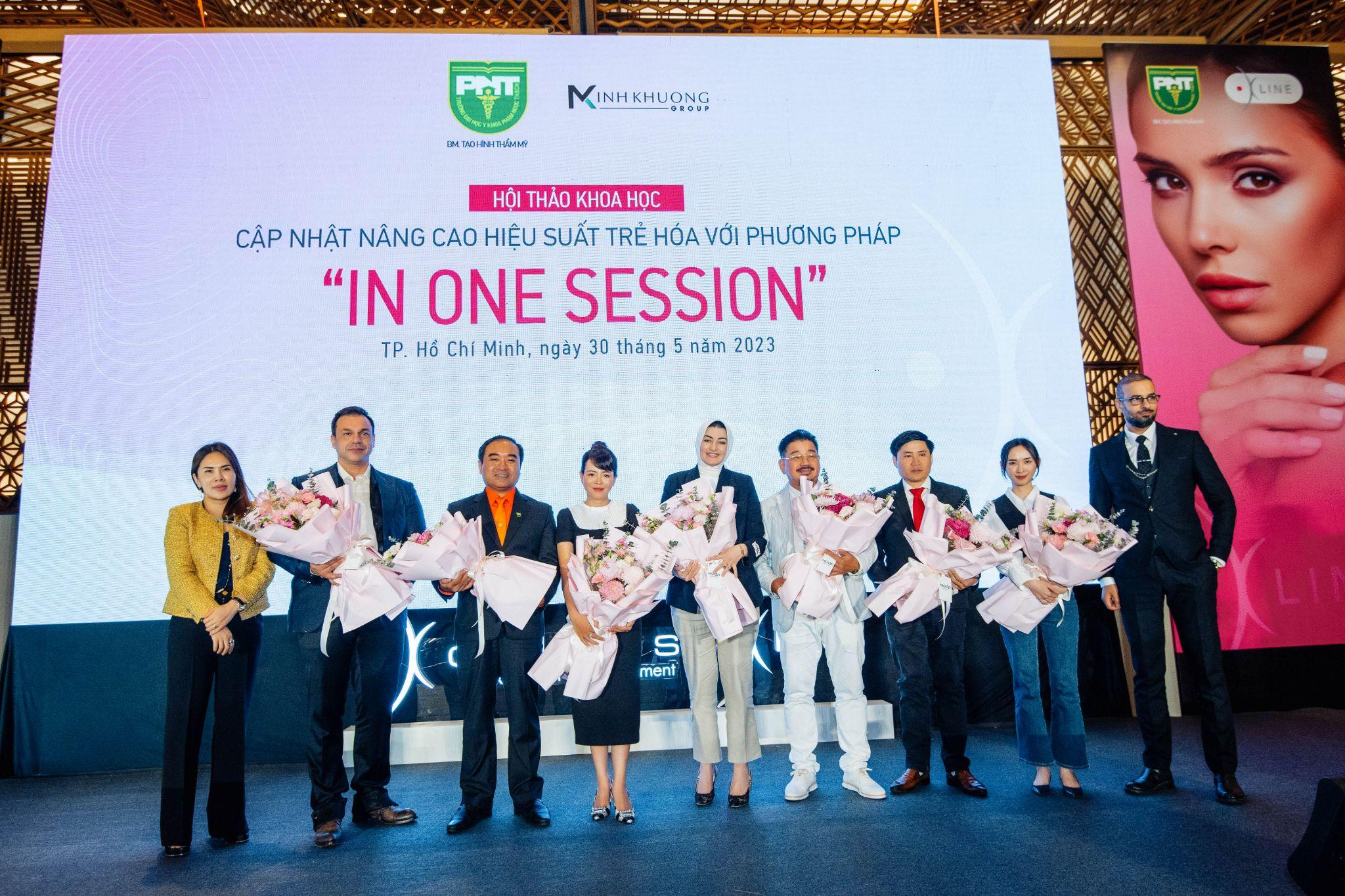 Đại diện Minh Khương Group tặng hoa cho chủ tọa và các báo cáo viên