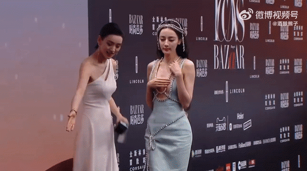 Địch Lệ Nhiệt Ba bị chê khi mặc hở bạo - 1