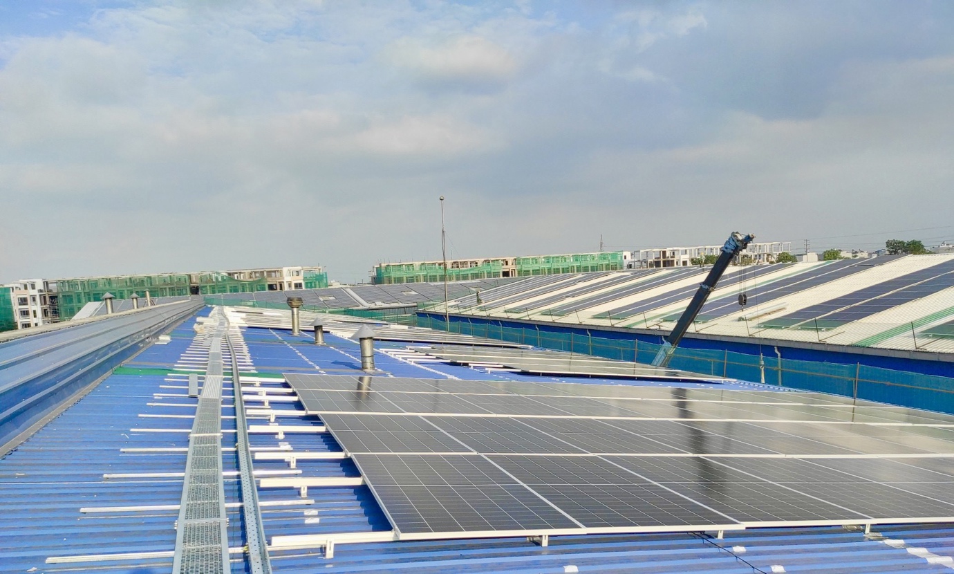 Việc sử dụng tấm quang điện mặt trời đang được xem là công nghệ xanh nhằm chống lại sự biến đổi khí hậu