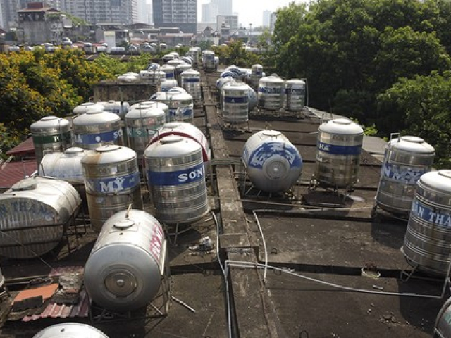 Tin tức trong ngày - Lóa mắt với hàng trăm "quả bom nước" bằng inox trên nóc các khu tập thể cũ ở Hà Nội giữa trưa hè