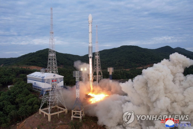 Tên lửa "Chollima-1" mới của Triều Tiên mang theo vệ tinh trinh sát quân sự, "Malligyong-1" từ bãi phóng Tongchang-ri trên bờ biển phía tây của Triều Tiên ngày 31/5. (Ảnh: Yonhap)