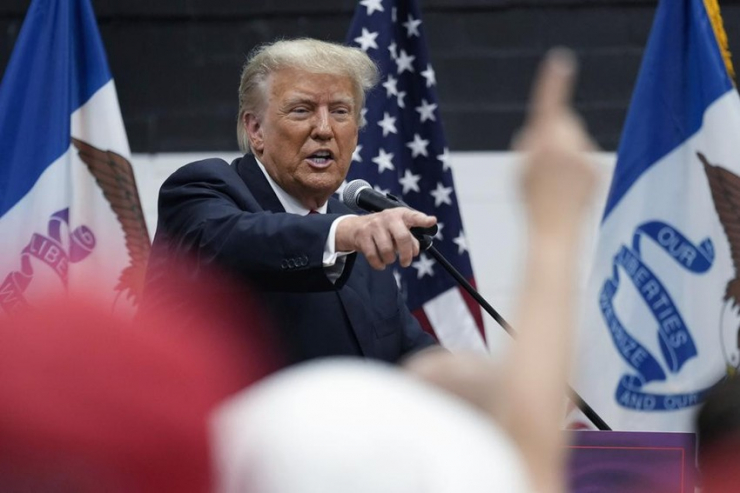Cựu Tổng thống Donald Trump tại chiến dịch tranh cử ở bang Iowa (Mỹ) ngày 1-6. AP