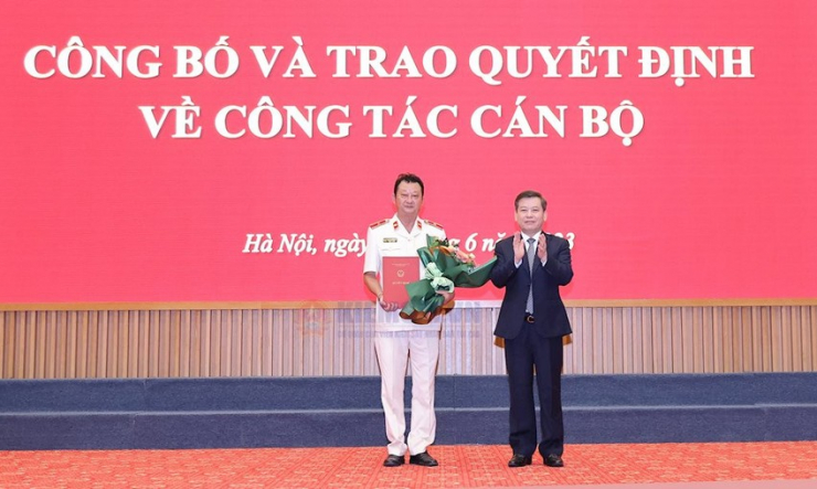 Ông Lê Minh Trí, Viện trưởng VKSND tối cao trao Quyết định, tặng hoa chúc mừng Phó Thủ trưởng Cơ quan điều tra VKS Tối cao Nguyễn Hoàng Thắng.