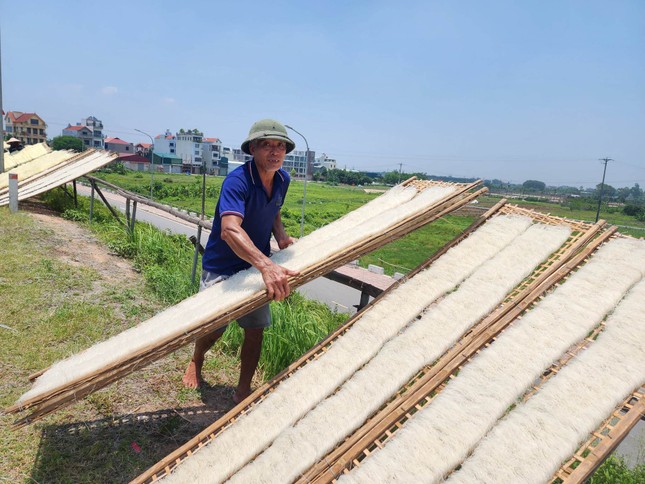 Trong các công đoạn sản xuất bún khô, miến dong, vất vả và công phu nhất là phơi bánh. Bởi tùy theo nhiệt độ, nắng, gió mà người làm nghề căn khoảng thời gian phù hợp để bánh đủ độ khô, không quá giòn.
