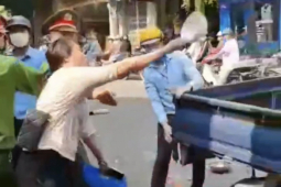 Tin tức trong ngày - Bị tịch thu phương tiện lấn chiếm vỉa hè, 3 phụ nữ ném chén bát tung tóe