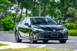 Giá xe Toyota Camry niêm yết và lăn bánh tháng 6/2023