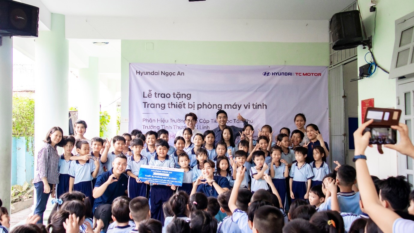 Hyundai Ngọc An đến thăm và trao tặng thiết bị giáo dục cho Trường tình thương Ái Linh