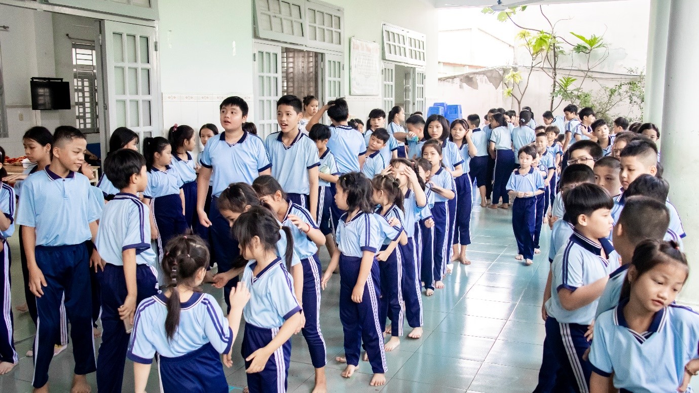 Không hiếm những em mười mấy tuổi mới bắt đầu học lớp 1 vì điều kiện khó khăn.