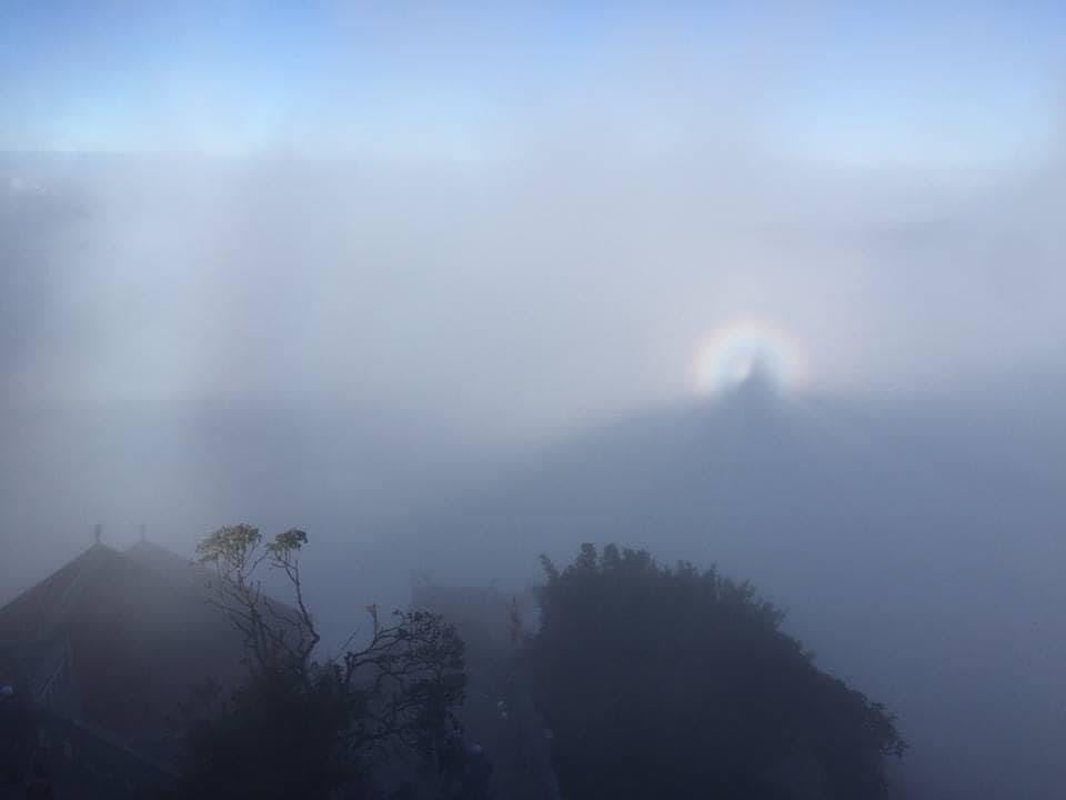 Ánh sáng kỳ ảo xuất hiện trên đỉnh Fansipan (Lào Cai)