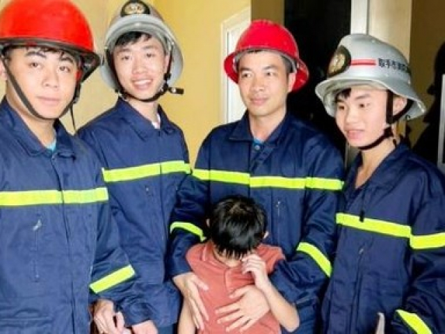 Tin tức trong ngày - Giải cứu bé trai mắc kẹt trong thang máy vì mất điện đột ngột