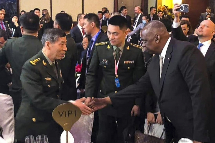 Bộ trưởng Quốc phòng Mỹ Lloyd Austin và người đồng cấp Trung Quốc Lý Thượng Phúc đã bắt tay hôm 2-6. Ảnh: Weibo