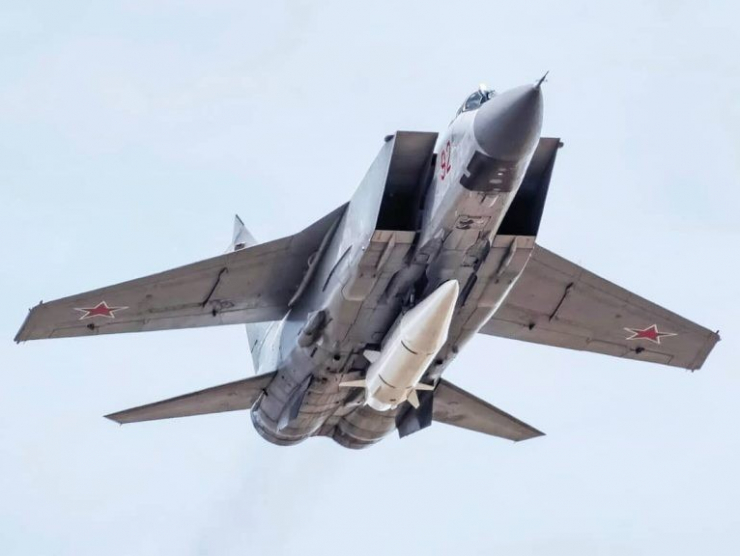 Tiêm kích MiG-31 của Nga mang tên lửa siêu thanh Kinzhal. Ảnh: Breaking Defense