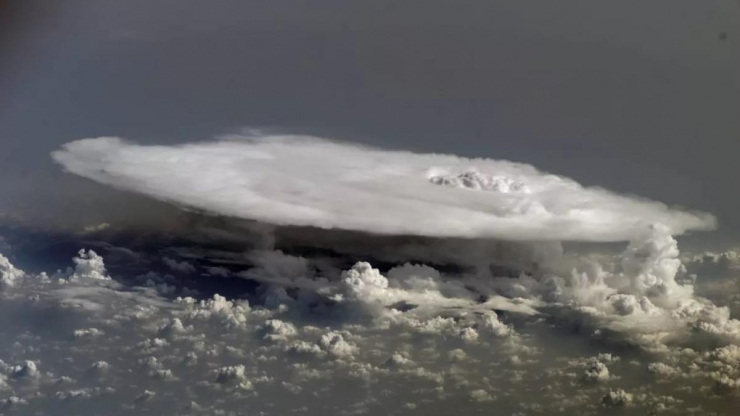 Những đám mây kỳ dị mang hình một chiếc đĩa bay băng giá là mục tiêu NASA chuẩn bị tiếp cận - Ảnh: NASA