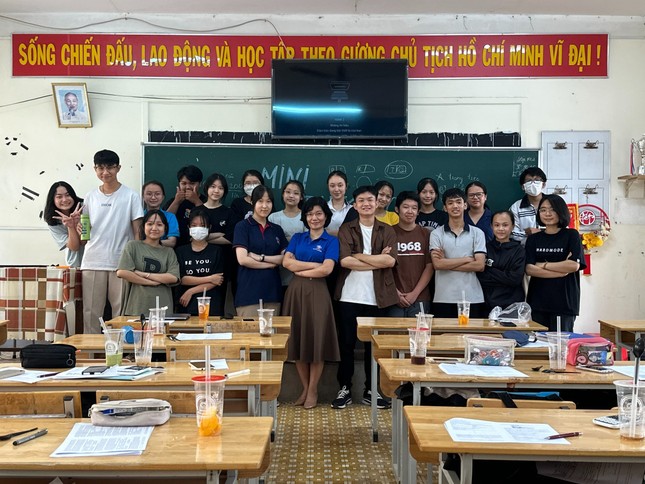 Nam sinh Đắk Lắk từng là Á quân Olympia trở lại trường xưa chia sẻ kinh nghiệm cho học sinh cuối cấp - 5