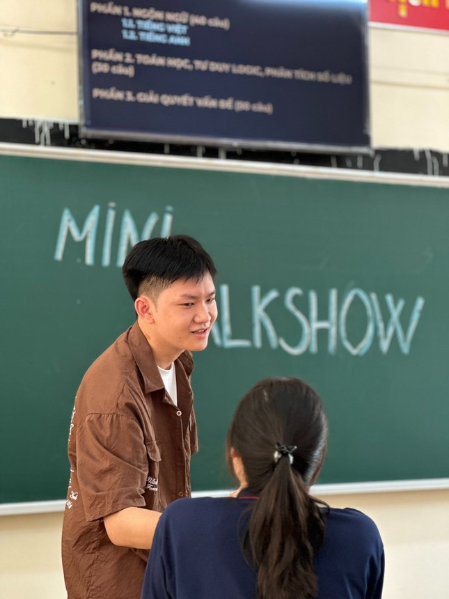 Nam sinh Đắk Lắk từng là Á quân Olympia trở lại trường xưa chia sẻ kinh nghiệm cho học sinh cuối cấp - 7