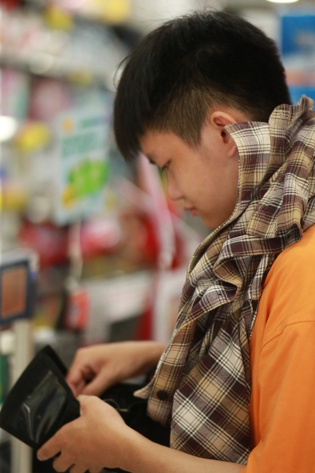 Nam sinh Đắk Lắk từng là Á quân Olympia trở lại trường xưa chia sẻ kinh nghiệm cho học sinh cuối cấp - 3