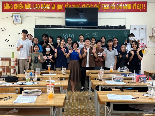 Nam sinh Đắk Lắk từng là Á quân Olympia trở lại trường xưa chia sẻ kinh nghiệm cho học sinh cuối cấp - 8