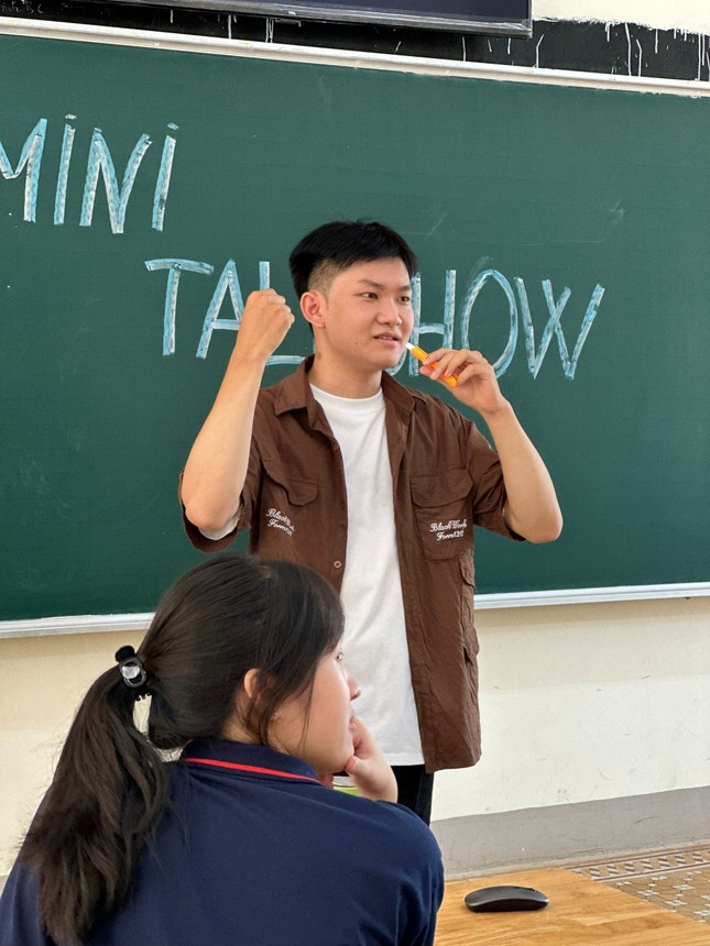 Nam sinh Đắk Lắk từng là Á quân Olympia trở lại trường xưa chia sẻ kinh nghiệm cho học sinh cuối cấp - 9