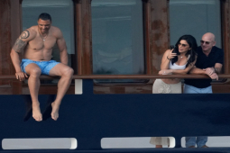 Đàn ông - Tỷ phú Amazon bị chế giễu vì khoảnh khắc "lạ đời" chưa từng thấy