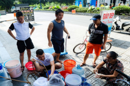 Tin tức trong ngày - Người dân đi xin từng xô nước dưới cái nóng 40 độ C