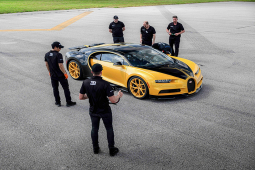 Tin tức ô tô - Bugatti cho khách hàng "thả ga" tại nơi hạ cánh tàu vũ trụ của NASA