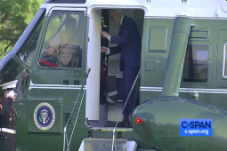 Thế giới - Video: Ông Biden lại gặp sự cố, chưa đầy một ngày sau khi vấp ngã trên sân khấu