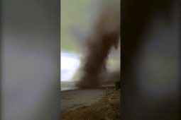 Phi thường - kỳ quặc - Clip: Kinh hoàng khoảnh khắc "cơn lốc muỗi" quét qua ngôi làng ở Nicaragua