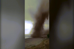 Phi thường - kỳ quặc - Clip: Kinh hoàng khoảnh khắc "cơn lốc muỗi" quét qua ngôi làng ở Nicaragua