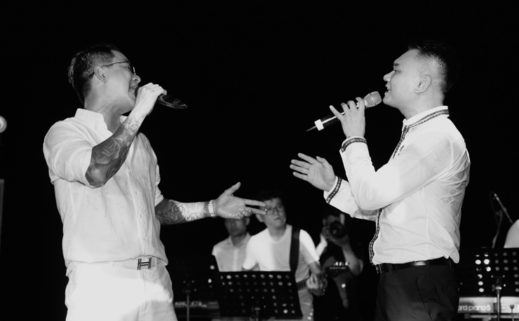 Tuấn Hưng song ca cùng Khắc Việt