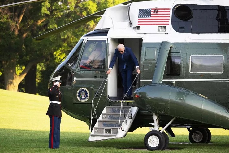 Ông Biden quay về Nhà Trắng bằng trực thăng Marine One.