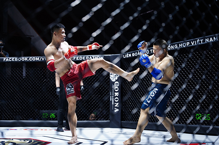 Người khổng lồ làng võ gây sốt giải MMA hot nhất Việt Nam, thắng sau 2 phút - 1