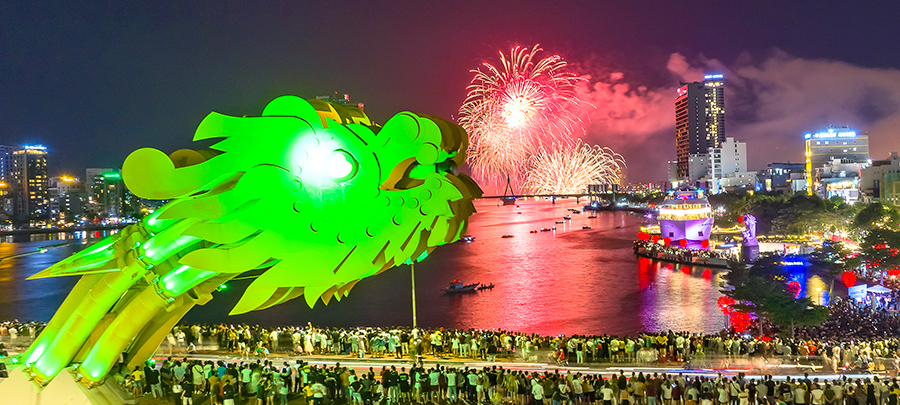 Du khách đổ ra các tụ điểm để ngắm pháo hoa tại Đà Nẵng