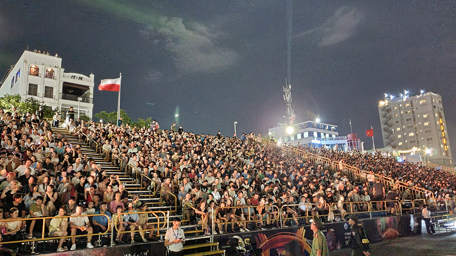 Khán đài DIFF kín chỗ trong đêm khai màn tối 2/6