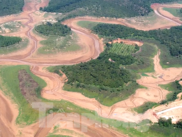 Tin tức trong ngày - Người dân lần đầu chứng kiến nhánh sông Bé hạ nguồn thủy điện Thác Mơ khô cạn như sa mạc