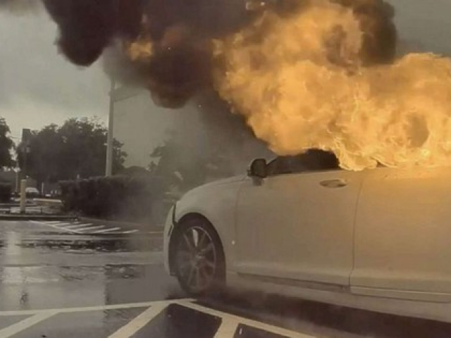 Thế giới - Mỹ: Mẹ để 2 con nhỏ trong ôtô rồi đi trộm cắp, xe bốc cháy dữ dội