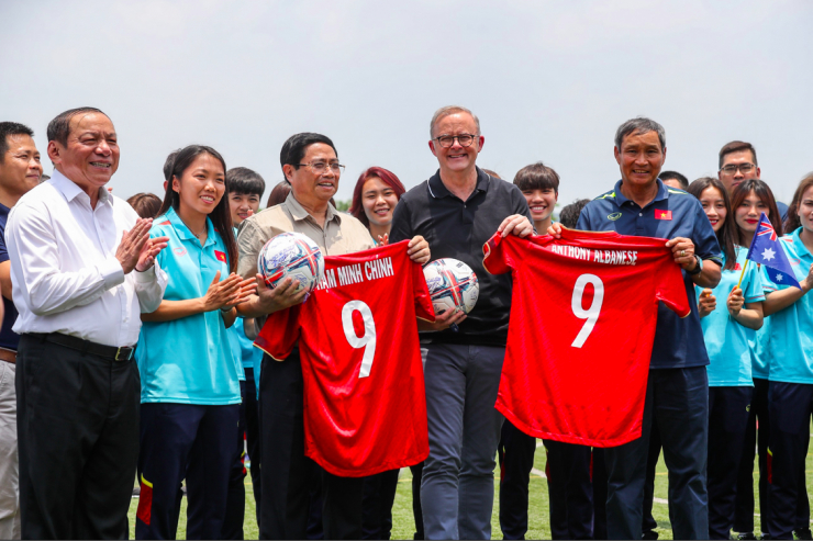 Hai Thủ tướng nhận áo đấu của Đội tuyển nữ Việt Nam. (Ảnh: Như Ý)
