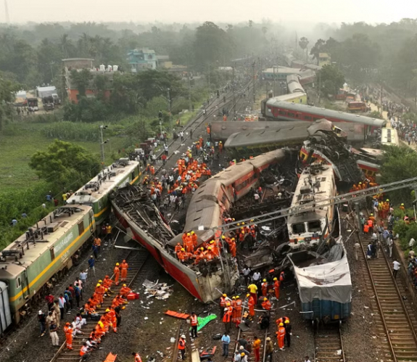 Biên bản kiểm tra liên ngành cho thấy, Coromandel Express là tàu đầu tiên gây ra chuỗi tai nạn, khác với thông tin trước đó là tàu&nbsp;hành tuyến Bengaluru - Howrah. Ảnh: AP.&nbsp;