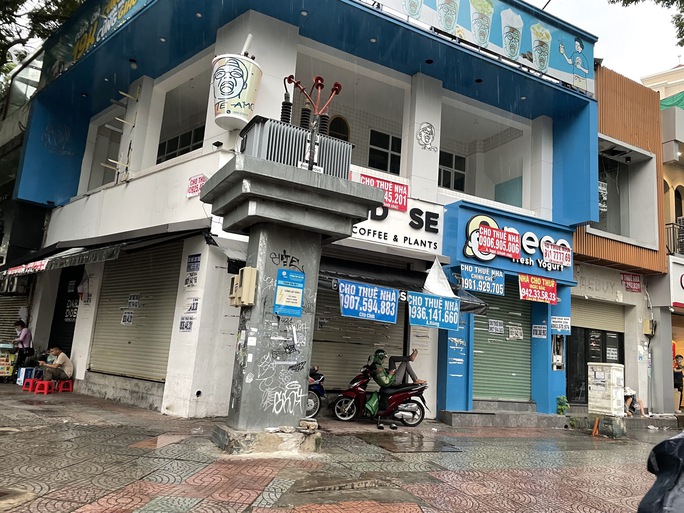Nhiều mặt bằng trống đang treo bảng cho thuê tại TP HCM