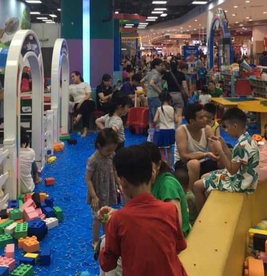 Các khu vui chơi dành cho trẻ em chật cứng người.