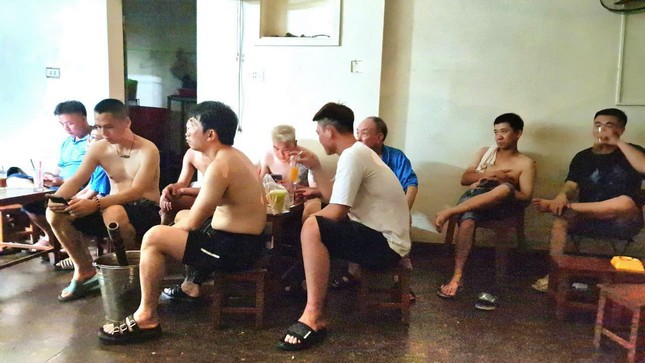 Quán cafe chạy máy phát điện chỉ đủ dùng xem ti vi, khán giả hâm mộ bóng đá phải đánh trần chịu nóng thưởng thức trận cầu lúc nửa đêm.