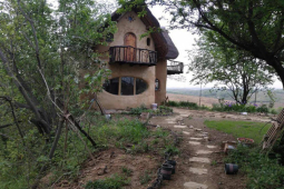 Kinh doanh - Vợ chồng trộn bùn, làm nhà độc đáo nhất làng, mùa hè không bao giờ cần điều hoà