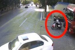 Phi thường - kỳ quặc - Clip: Bị xe bồn tông trúng, nam thanh niên thoát chết trong gang tấc