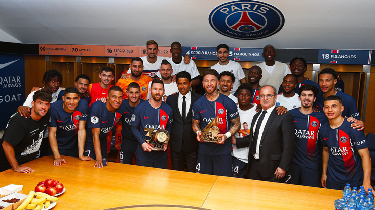 Messi chụp ảnh kỷ niệm chương trong phòng thay đồ cùng toàn đội