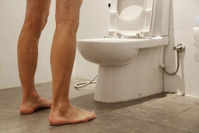 Đứng khi đi tiểu là thói quen của phần lớn nam giới, nhưng nó được cho là không tốt cho sức khoẻ và hợp vệ sinh bằng đi tiểu ngồi. Ảnh: Getty Images.